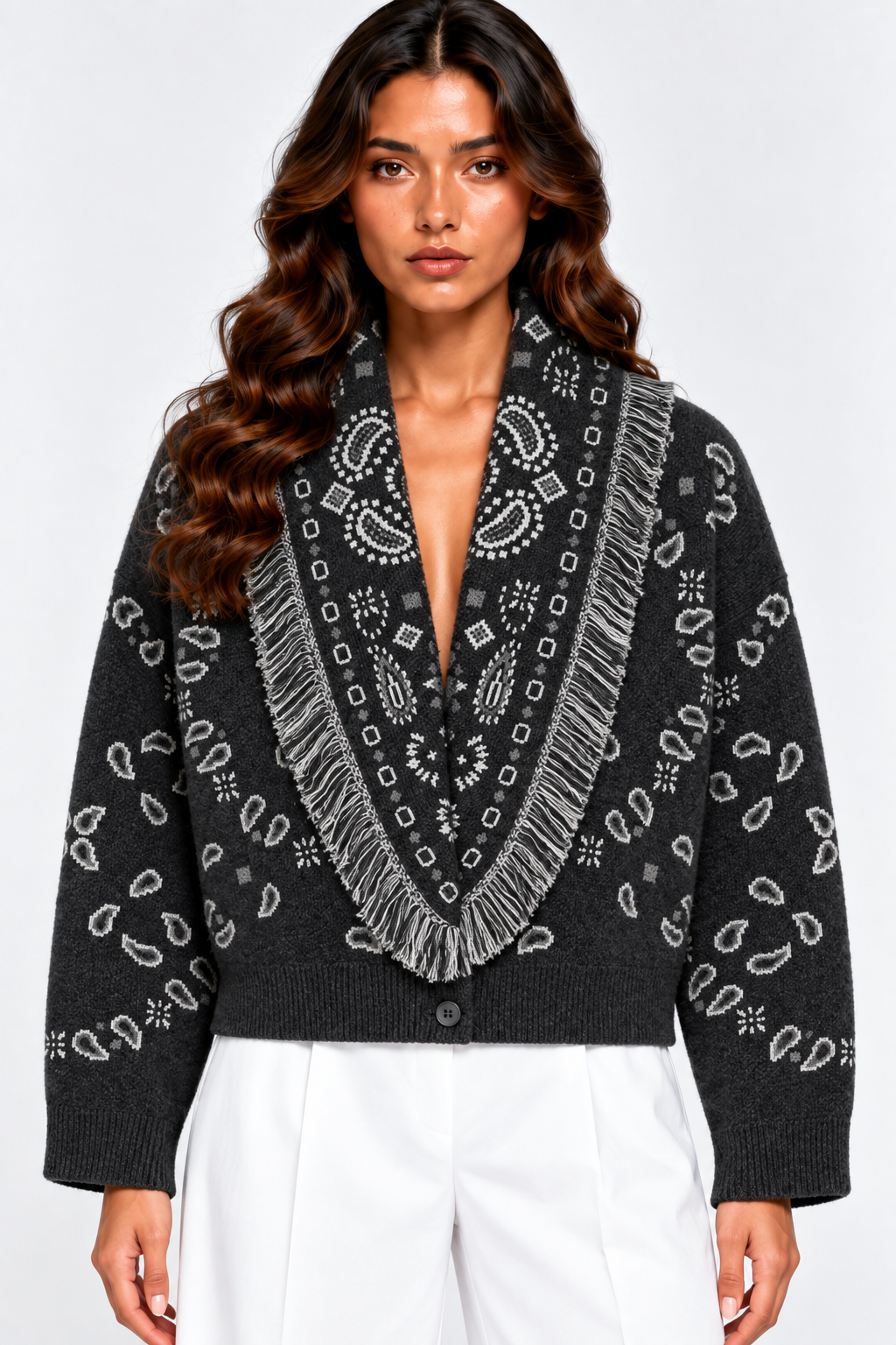 AMARA Strickcardigan Schwarz – Detail von Strickstruktur und Fransen