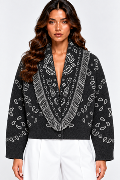 AMARA Strickcardigan Schwarz – Detail von Strickstruktur und Fransen