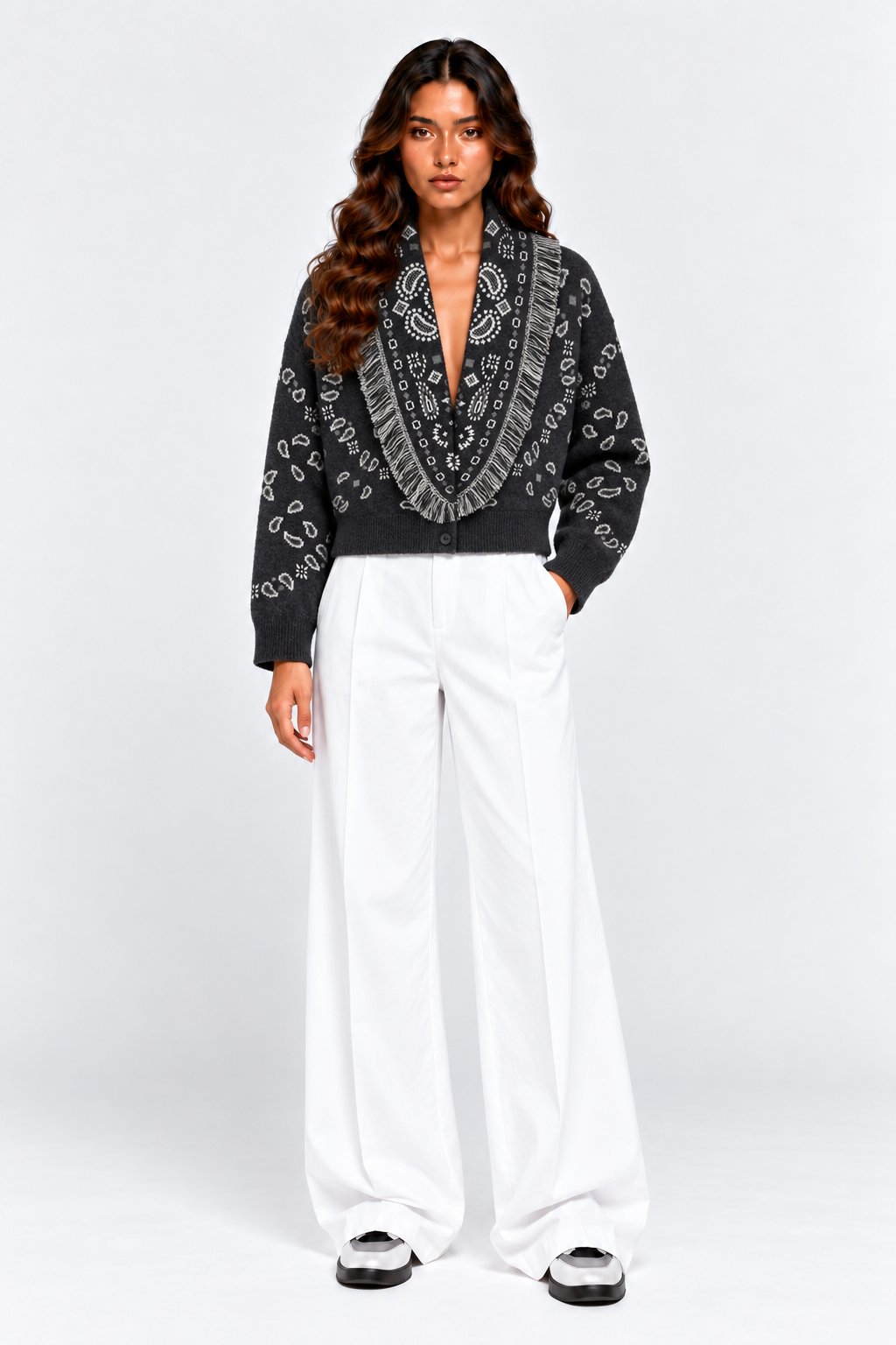 AMARA Strickcardigan Schwarz – Dreiviertelansicht am einheitlichen Model