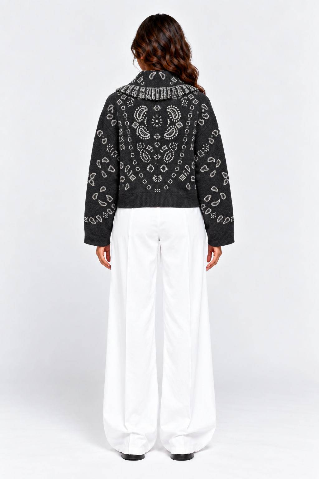 AMARA Strickcardigan Schwarz – Rückenansicht am einheitlichen Model