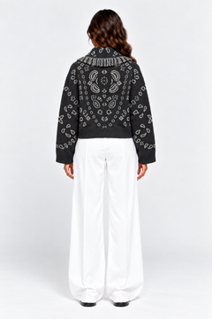 AMARA Strickcardigan Schwarz – Rückenansicht am einheitlichen Model