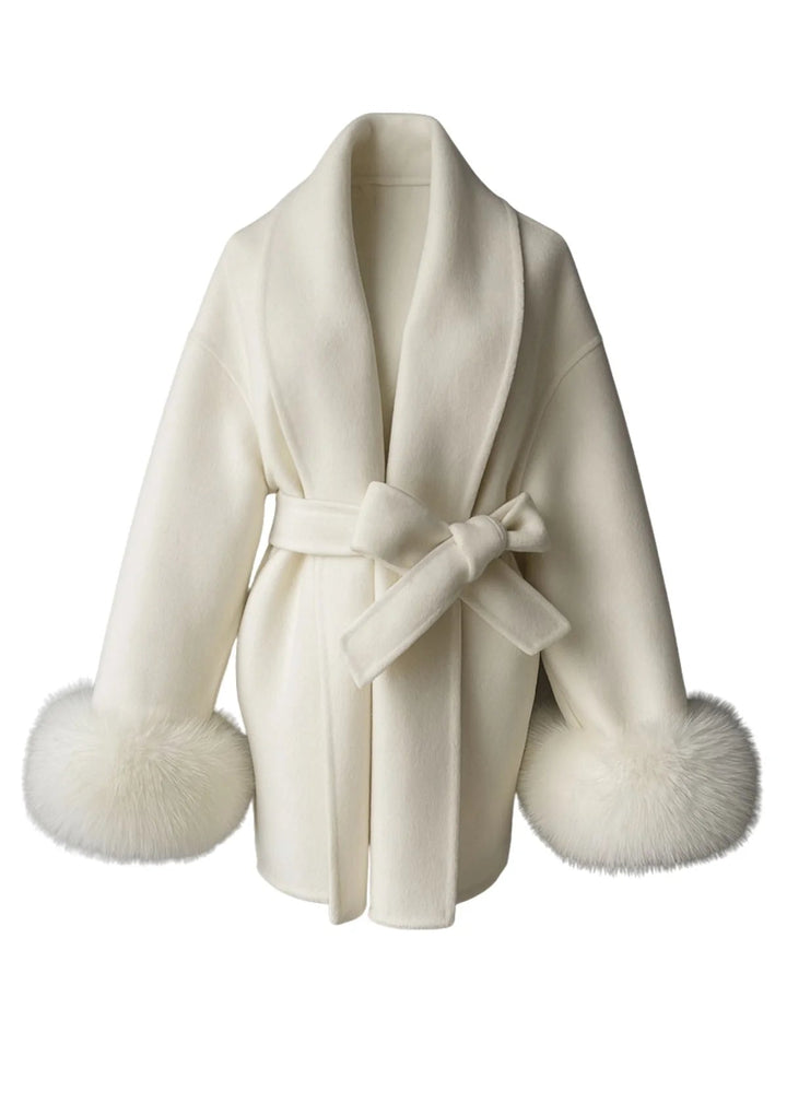 ARCTIC GRACE – Eleganter Wollmantel für Damen mit Wickelschnitt und Kunstpelzärmel.