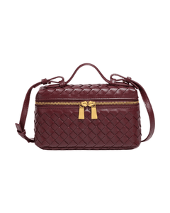 MIRAEE-UNIFORM-2026 | AURELIA – Luxuriöse Ledertasche mit Flechtdesign – weinrot – freigestellte Produktansicht auf weißem Hintergrund