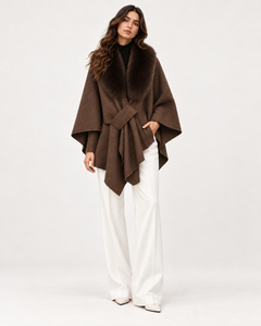 AURELIE braunes Damen-Cape – Model Vorderansicht mit gleichmäßiger Studioausleuchtung | MIRAÉE PARIS