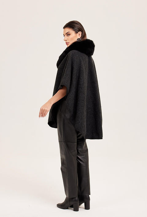 AURELIE - Cape mit abnehmbaren Kunstpelzkragen, elegant und feminin, ideal für stilbewusste Frauen.