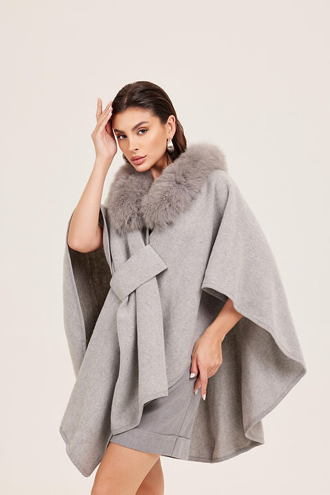 AURELIE - Cape mit abnehmbaren Kunstpelzkragen in grau, elegant drapiert, für stilbewusste Frauen.