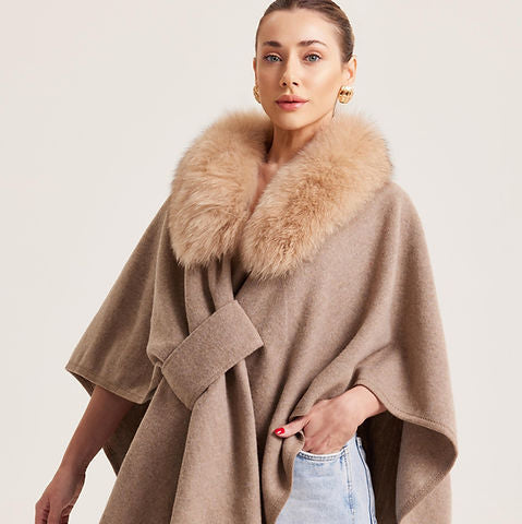 AURELIE - Cape mit abnehmbaren Kunstpelzkragen in elegantem Design und luxuriösem Material.