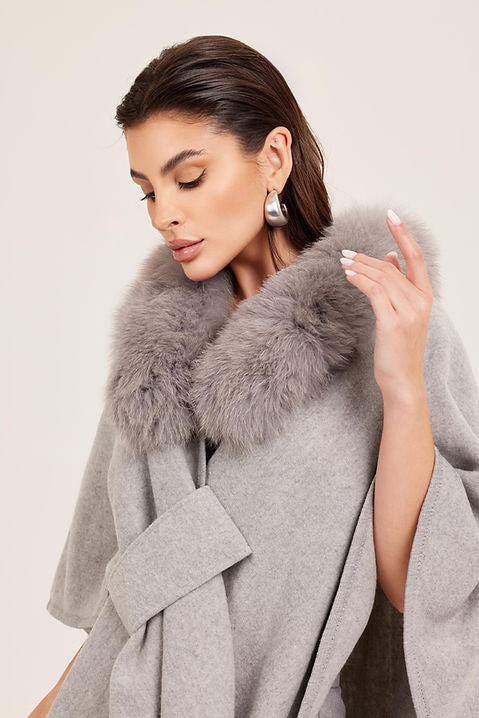 AURELIE - Cape mit abnehmbaren Kunstpelzkragen in Grau, elegante Damenmode von Miraee Paris.