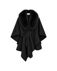 MIRAEE-UNIFORM-2026 | AURELIE – Damen-Cape mit abnehmbarem Kunstfellkragen – Schwarz – freigestellte Produktansicht auf weißem Hintergrund