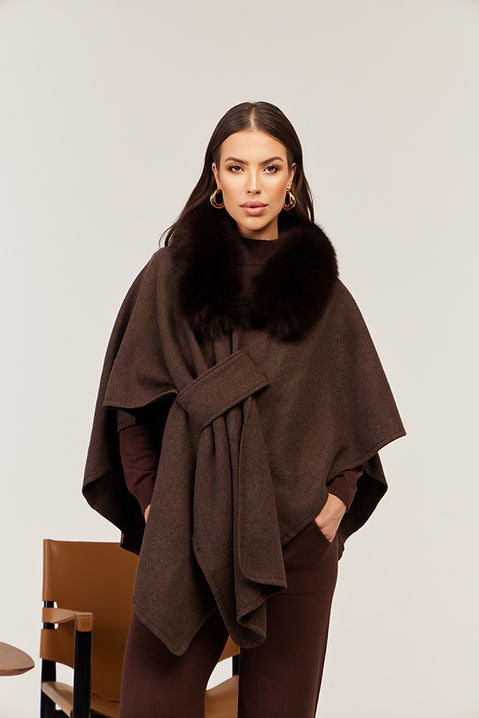AURELIE - Cape mit abnehmbaren Kunstpelzkragen, elegantes Damenmode Cape von Miraee Paris für stilbewusste Frauen.