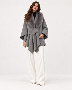 AURELIE graues Damen-Cape – Model Vorderansicht mit gleichmäßiger Studioausleuchtung | MIRAÉE PARIS