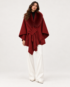 AURELIE rotes Damen-Cape – Model Vorderansicht mit gleichmäßiger Studioausleuchtung | MIRAÉE PARIS