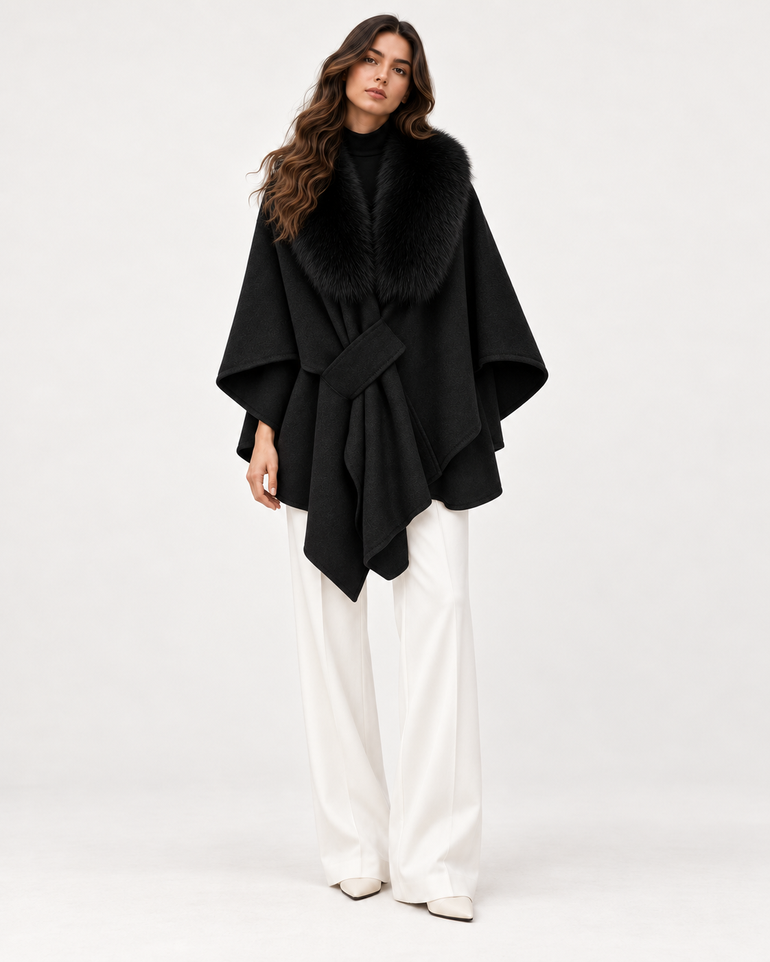 AURELIE schwarzes Damen-Cape – Model Vorderansicht mit gleichmäßiger Studioausleuchtung | MIRAÉE PARIS