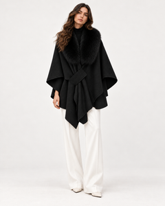 AURELIE schwarzes Damen-Cape – Model Vorderansicht mit gleichmäßiger Studioausleuchtung | MIRAÉE PARIS