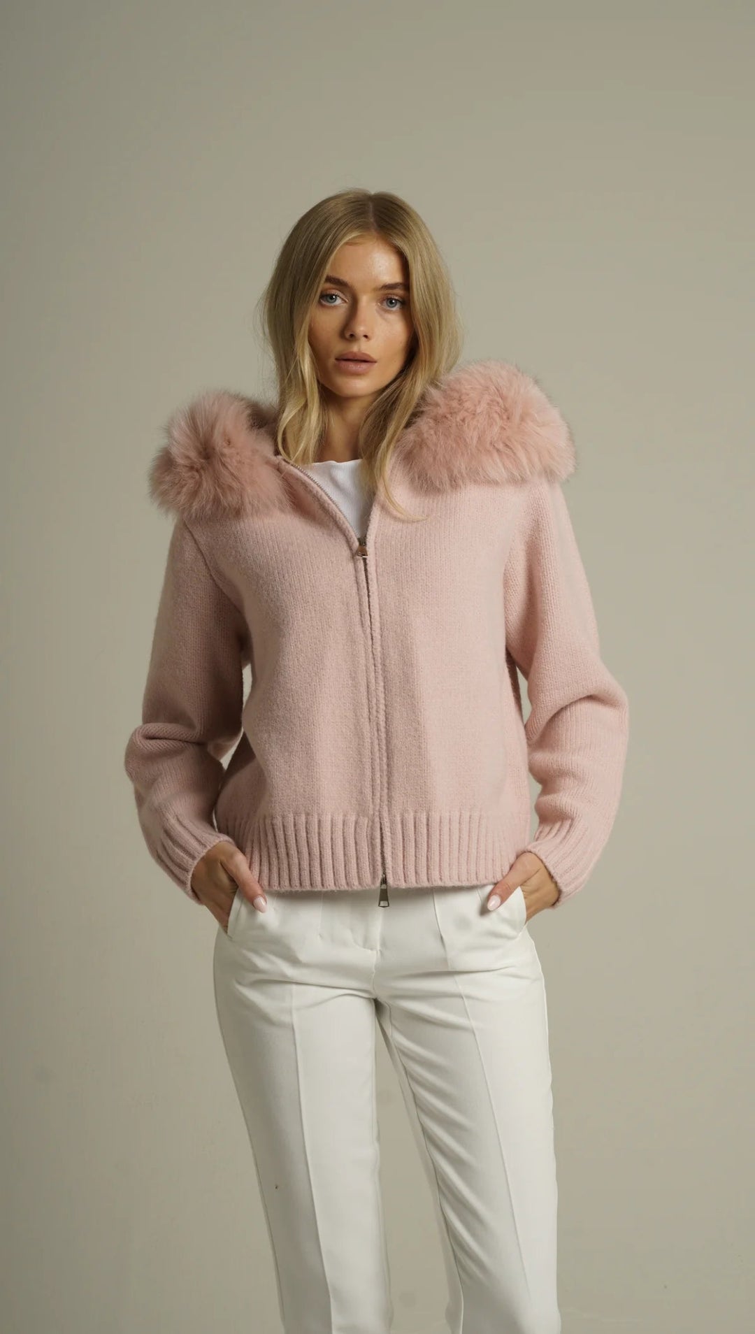 BELAMY – Chaleur Kapuzenpullover mit Fellbesatz in Rosa, elegant und warm, ideal für trendige Damenmode.