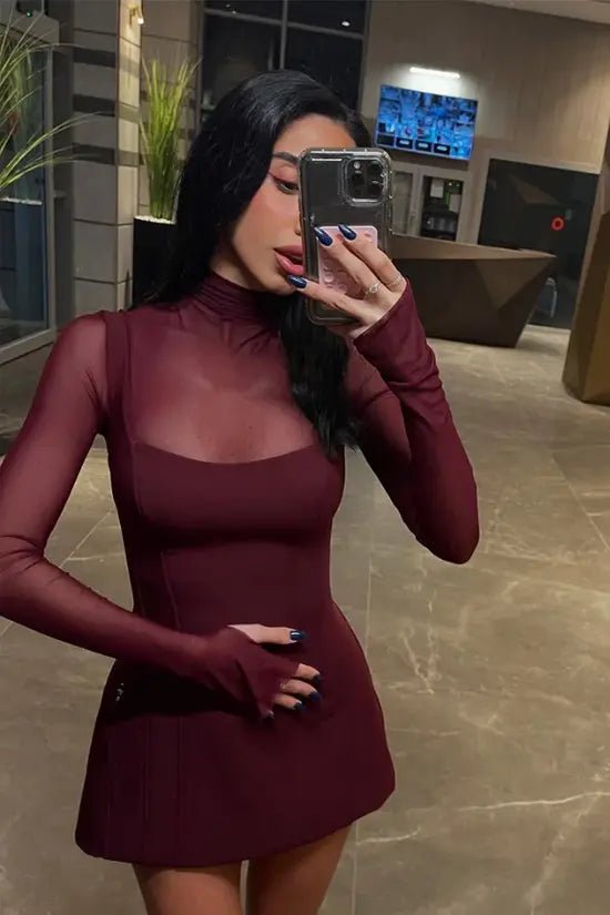 Bordeauxfarbenes Minikleid mit Mesh - Ärmeln und Stehkragen - Miraee Paris