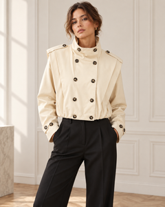 BSAY VINTAGE Cropped Trenchcoat am Model – MIRAÉE PARIS