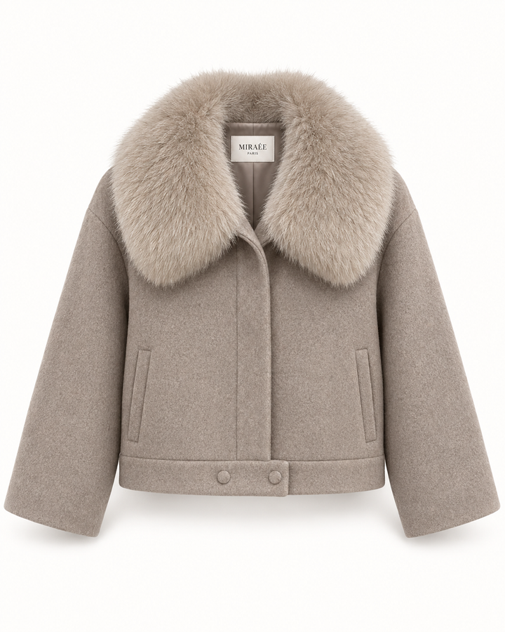 CELESTE Wolljacke in Haferbeige – freigestellte Produktansicht mit MIRAÉE Label