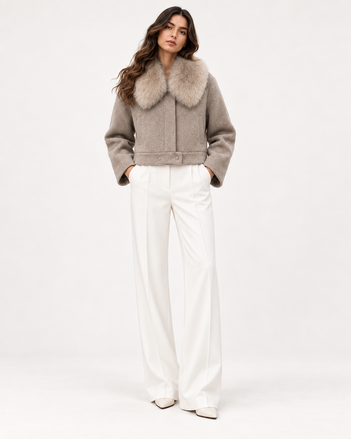 CELESTE Wolljacke in Haferbeige – Modelansicht vorne
