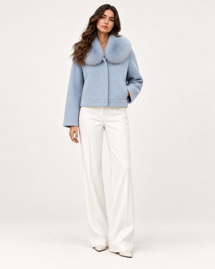 CELESTE Wolljacke in Himmelblau – Modelansicht vorne
