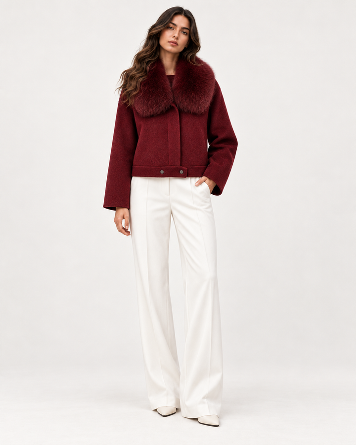 CELESTE Wolljacke in Weinrot – Modelansicht vorne