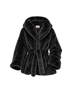 MIRAEE-UNIFORM-2026 | CÉLINE – Kunstpelzjacke mit Querstruktur und Kapuze – Schwarz – freigestellte Produktansicht auf weißem Hintergrund