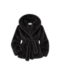 MIRAEE-UNIFORM-2026 | CÉLINE – Kunstpelzjacke mit Kapuze und Bindegürtel – Schwarz – freigestellte Produktansicht auf weißem Hintergrund