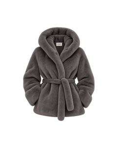 MIRAEE-UNIFORM-2026 | CÉLINE – Kunstpelzjacke mit Kapuze und Bindegürtel – Grau – freigestellte Produktansicht auf weißem Hintergrund