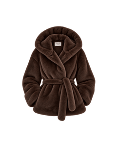 MIRAEE-UNIFORM-2026 | CÉLINE – Kunstpelzjacke mit Kapuze und Bindegürtel – Dunkelbraun – freigestellte Produktansicht auf weißem Hintergrund