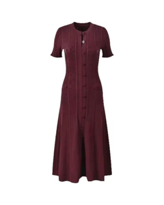 MIRAEE-UNIFORM-2026 | CLARA – Elegantes Damenkleid für jeden Anlass – Weinrot – freigestellte Produktansicht auf weißem Hintergrund