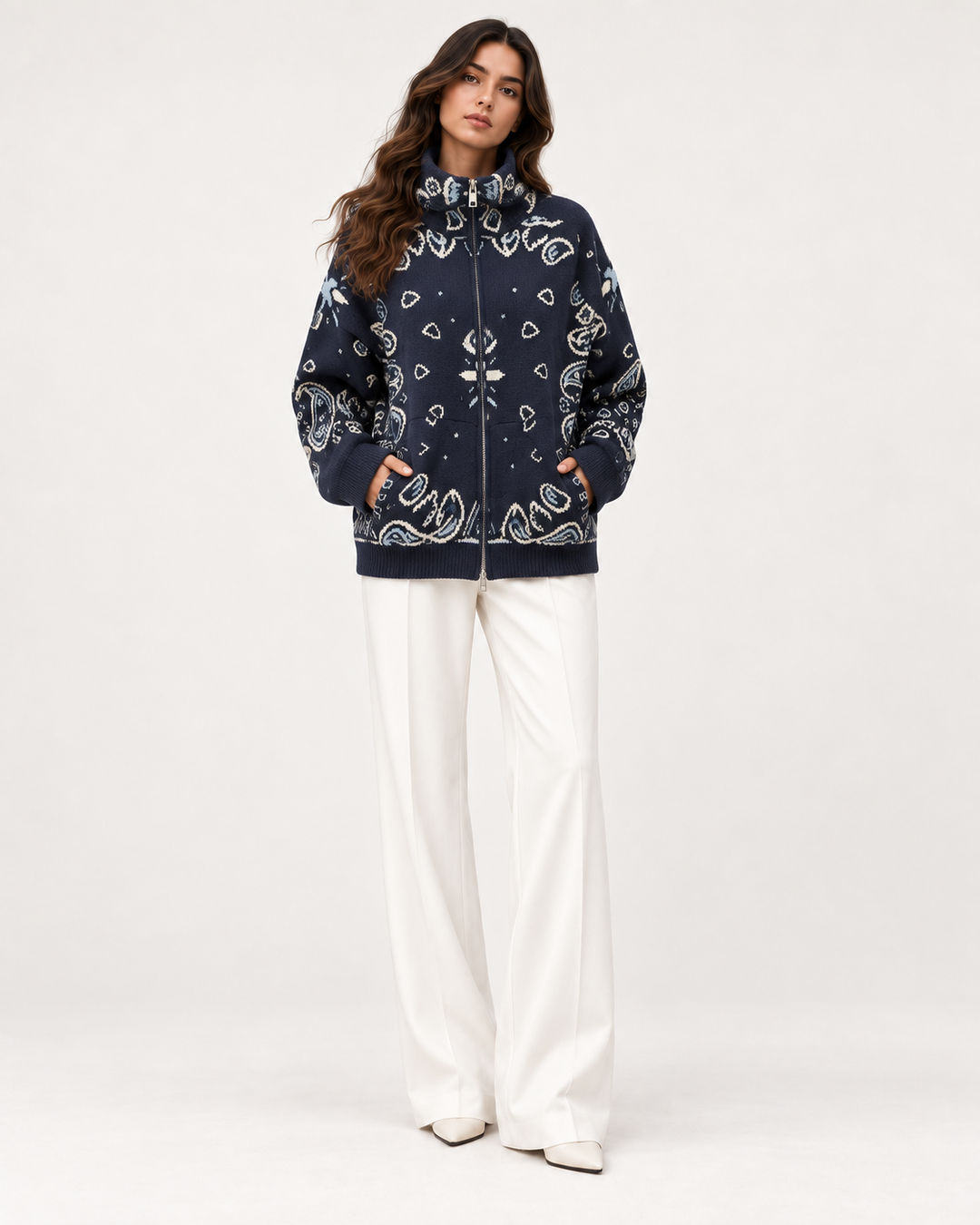 COLETTE Jacquard-Strickcardigan in Dunkelblau – Modelansicht | MIRAÉE PARIS