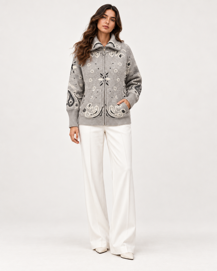 COLETTE Jacquard-Strickcardigan in Hellgrau – Modelansicht | MIRAÉE PARIS