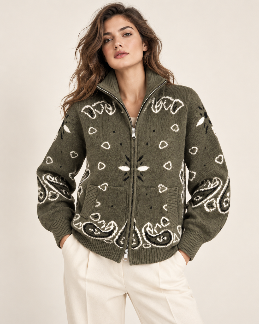 COLETTE Jacquard-Strickcardigan in Khaki – Modelansicht | MIRAÉE PARIS