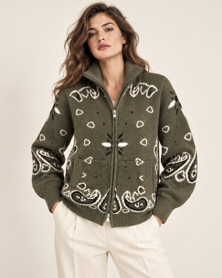 COLETTE Jacquard-Strickcardigan in Khaki – Modelansicht | MIRAÉE PARIS