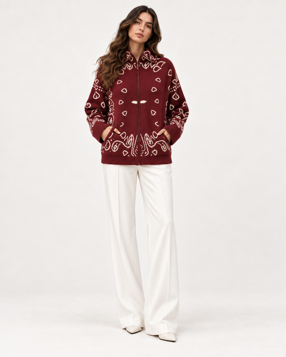 COLETTE Jacquard-Strickcardigan in Weinrot – Modelansicht | MIRAÉE PARIS
