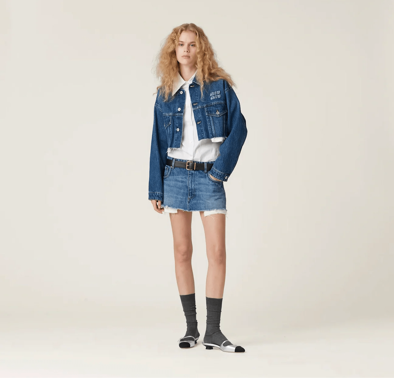 Cropped Denimjacke mit Logo - Stickerei – Trendige Damen Jeansjacke im Vintage - Look - Miraee Paris