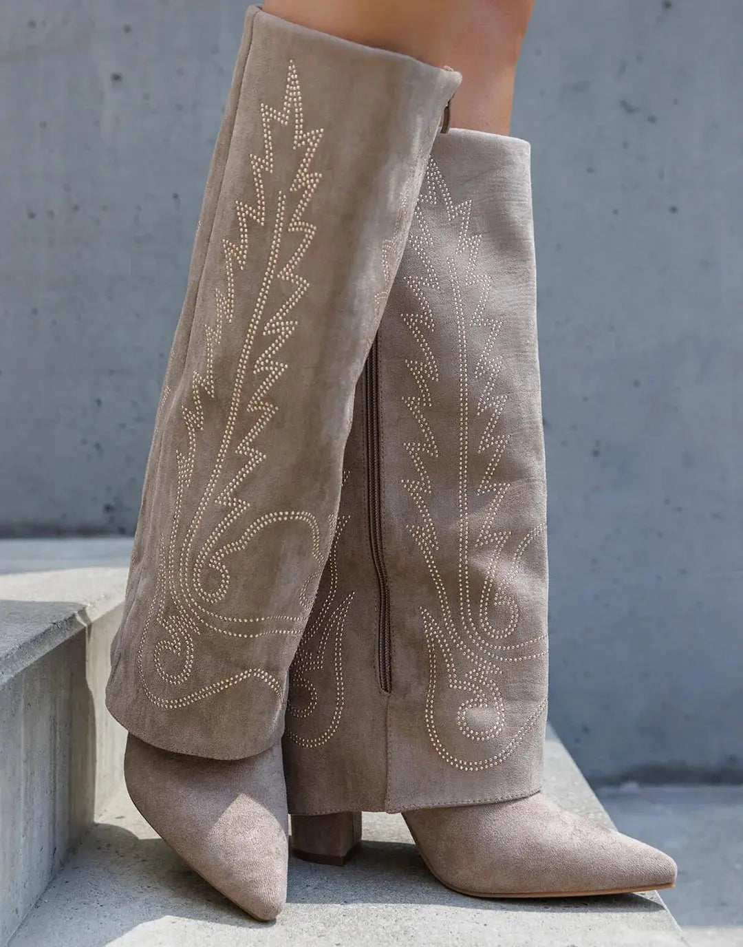 Damen Cowboy Stiefel Beige aus Wildleder mit Stickerei & Blockabsatz - Miraee Paris
