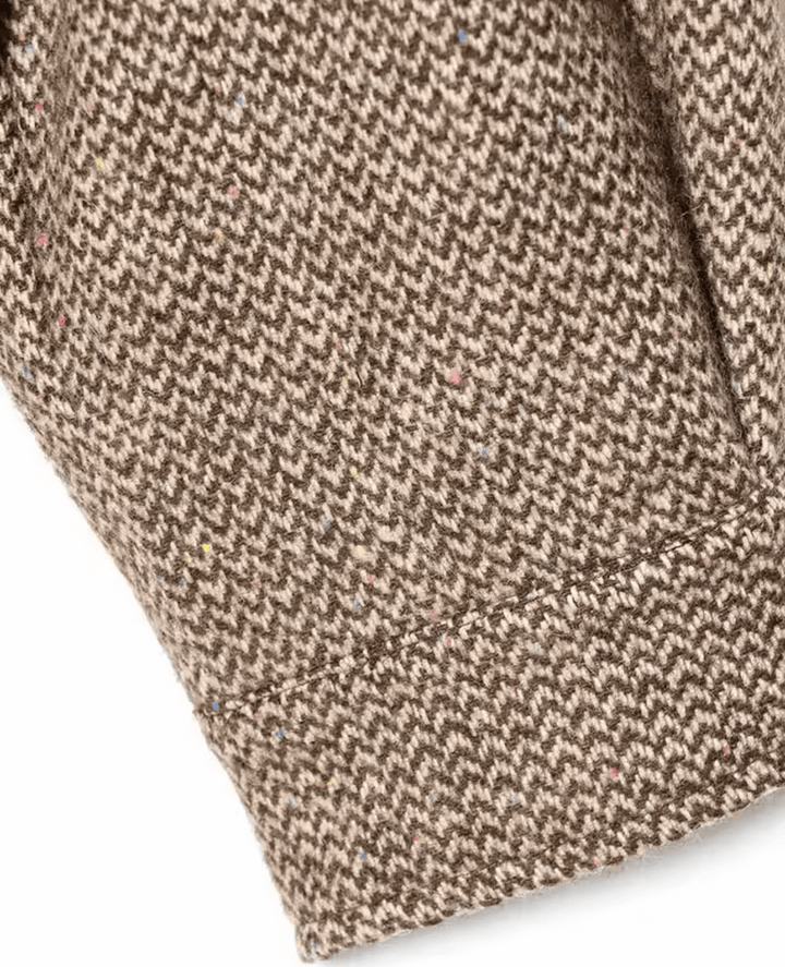 Detailaufnahme eines hochwertigen braunen Strickstoffs für Damenmode, ideal für stilvolle Oberbekleidung.