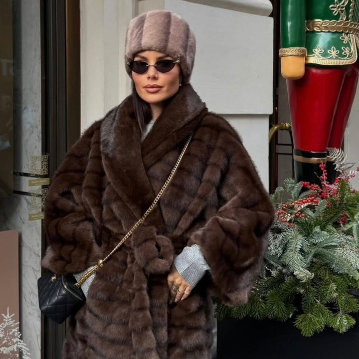 ISABÈLLE - Eleganter Kunstpelz Mantel, elegante Mode im Winter mit stilvollem Look und Accessoires.