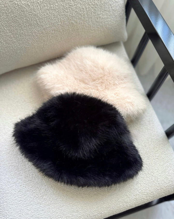 MIRA - Elegante Kunstfellmütze in Schwarz und Beige, stilvolles Winteraccessoire für Damenmode online kaufen.