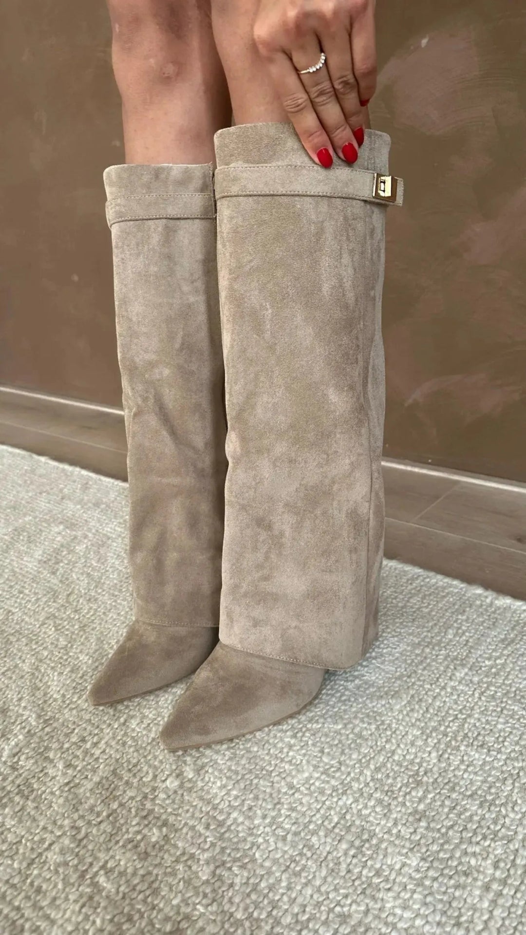 Eleganter Overknee - Stiefel mit Logo - Detail - Miraee Paris
