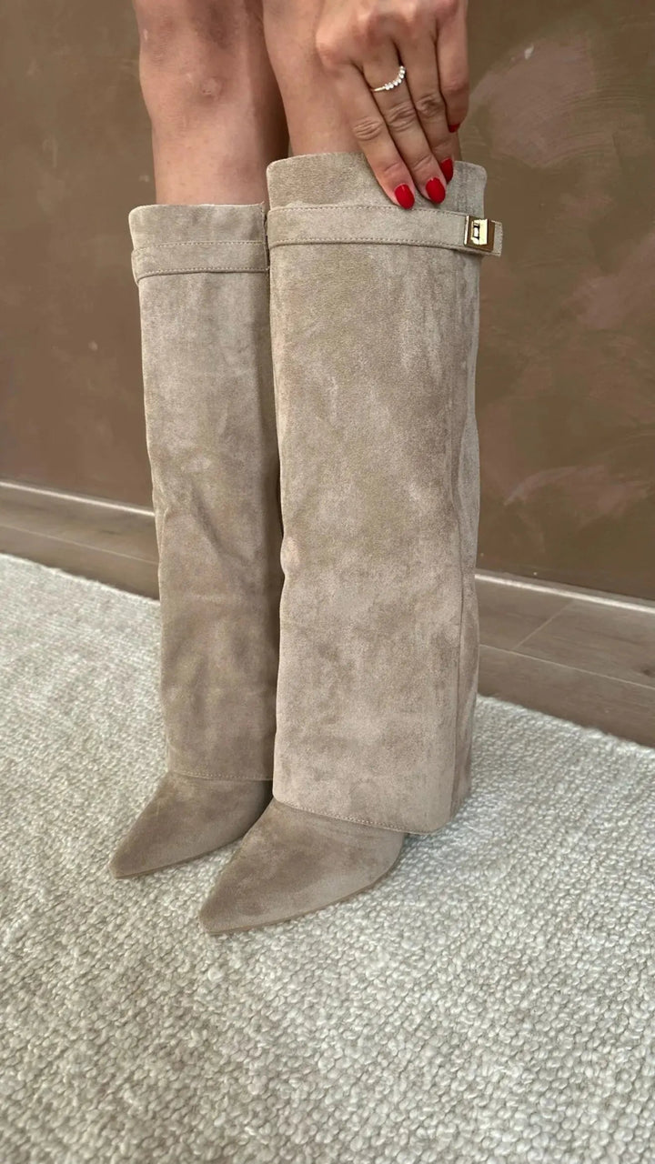 Eleganter Overknee - Stiefel mit Logo - Detail - Miraee Paris