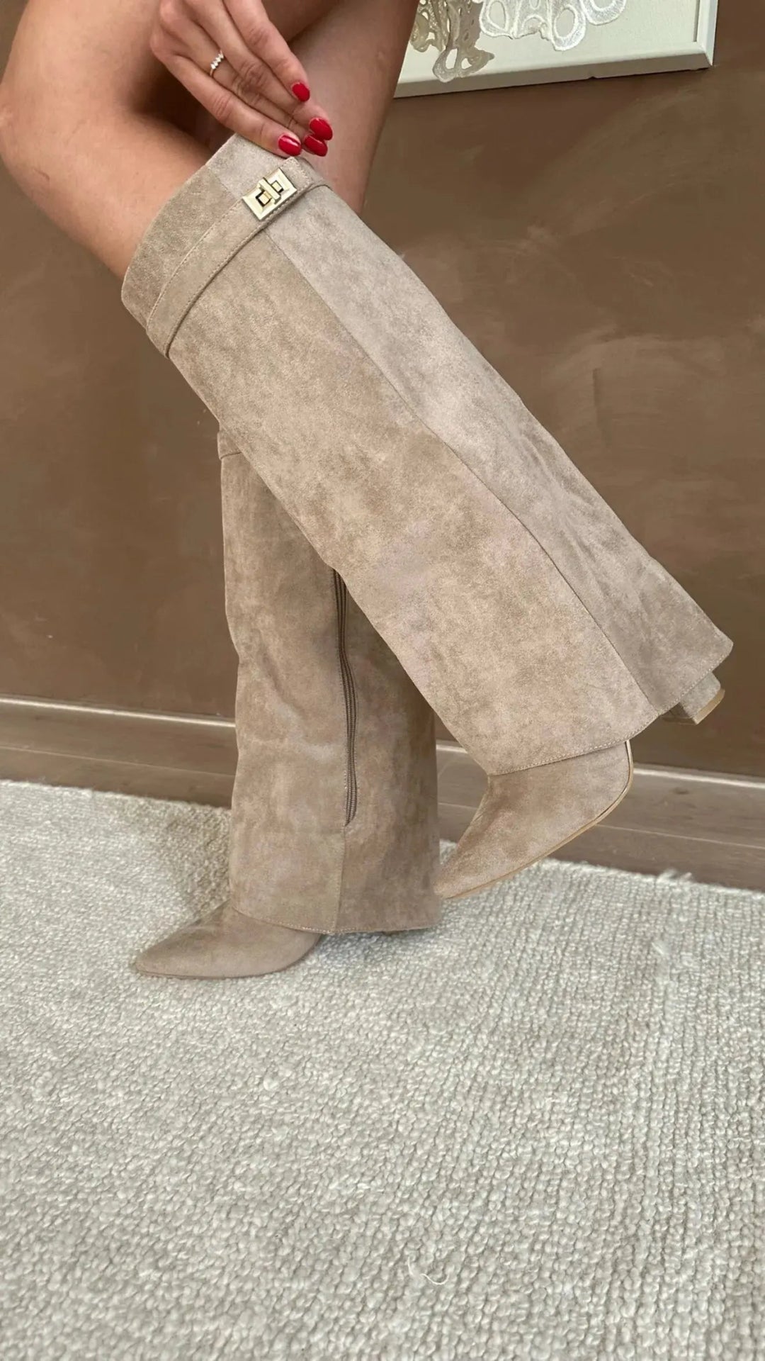 Eleganter Overknee - Stiefel mit Logo - Detail - Miraee Paris