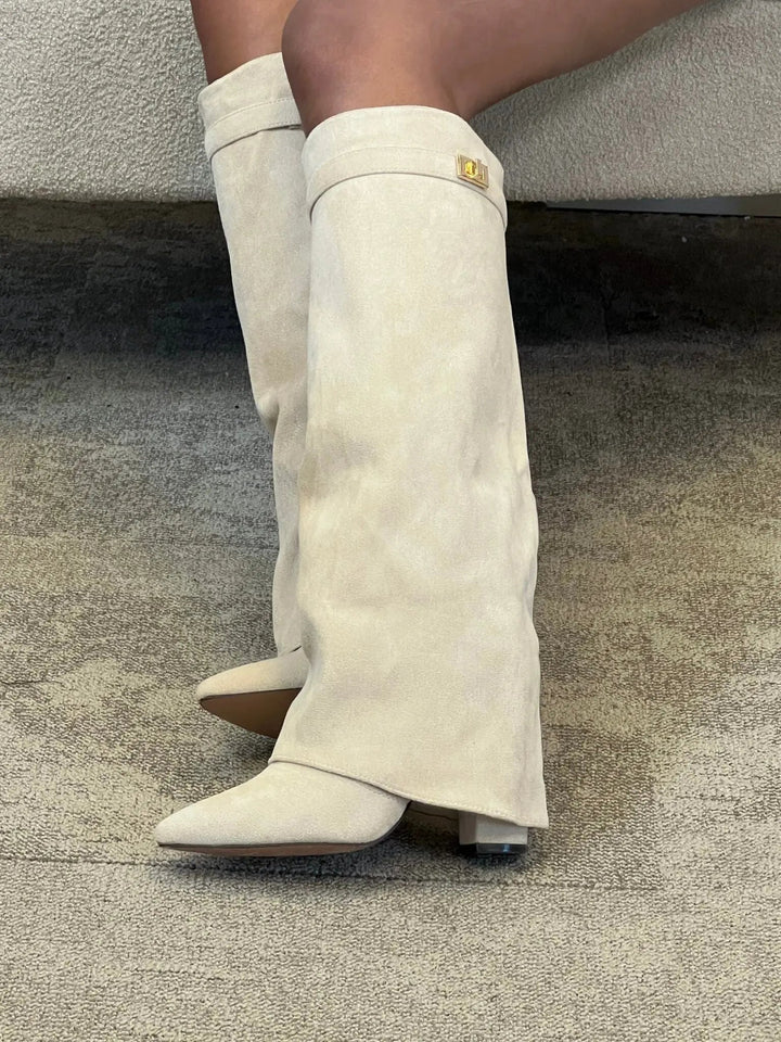 Eleganter Overknee - Stiefel mit Logo - Detail - Miraee Paris