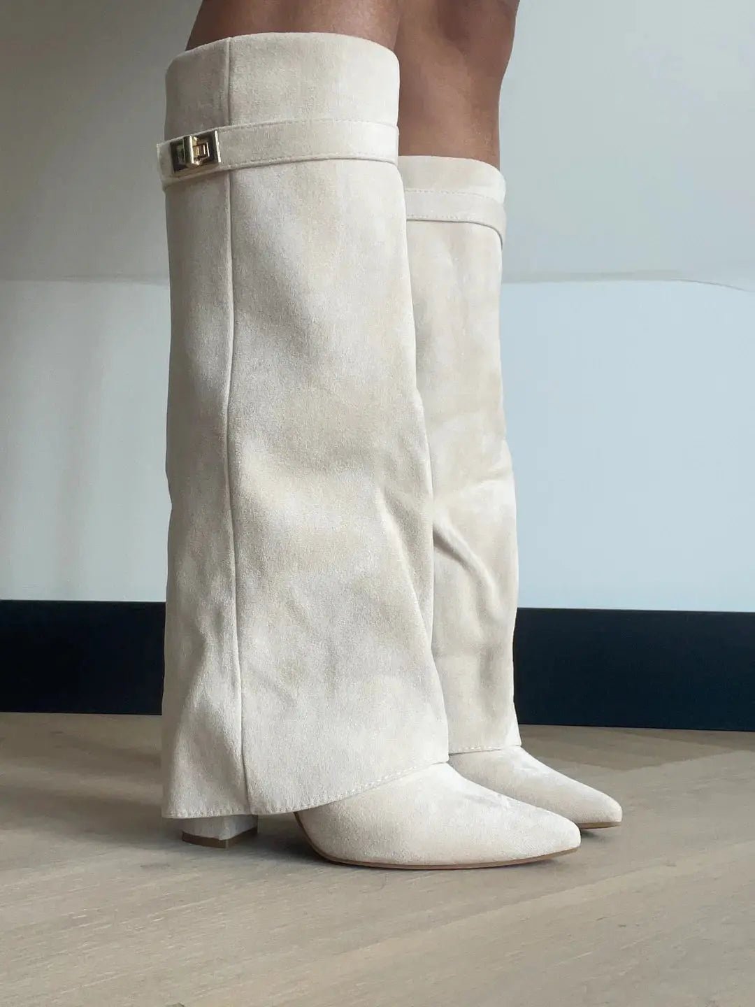 Eleganter Overknee - Stiefel mit Logo - Detail - Miraee Paris