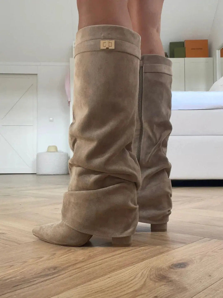 Eleganter Overknee - Stiefel mit Logo - Detail - Miraee Paris