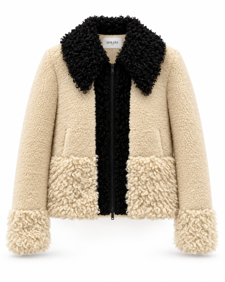 ÉLISE Jacke in Weiß – freigestellte Produktansicht mit MIRAÉE Label