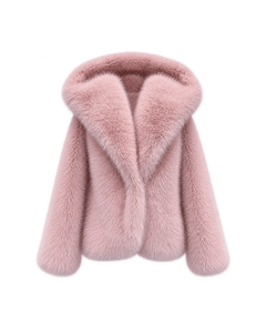 MIRAEE-UNIFORM-2026 | ÉLISE – Kurze Damenjacke in Felloptik mit Kapuze – pink – freigestellte Produktansicht auf weißem Hintergrund