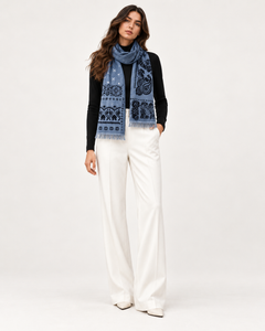 ÉTOILE Paisley-Schal Blau – einheitliches MIRAÉE Model