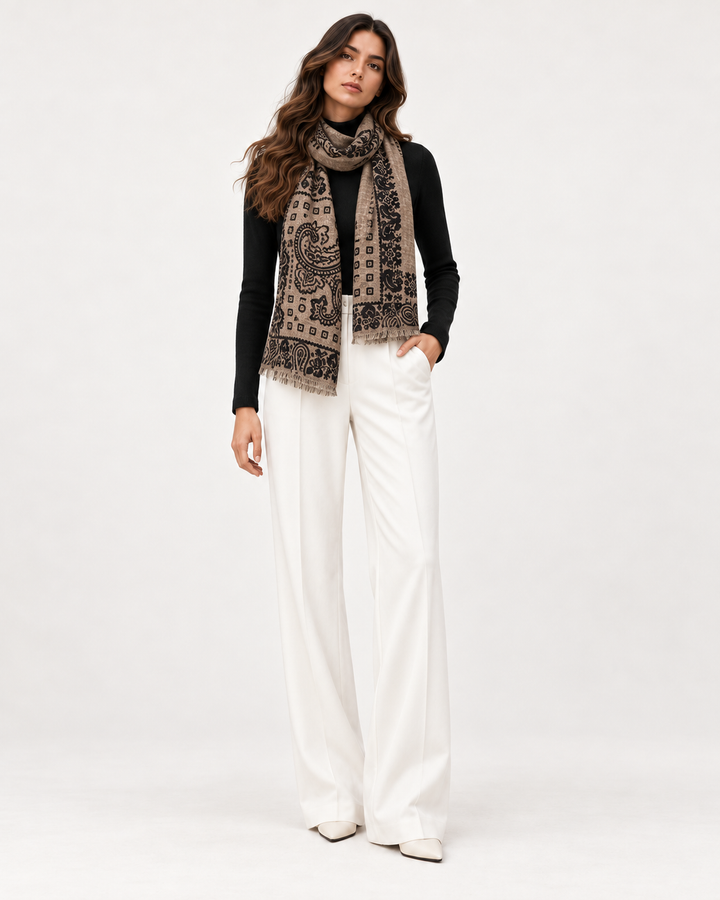ÉTOILE Paisley-Schal in Taupe – einheitliches MIRAÉE Model